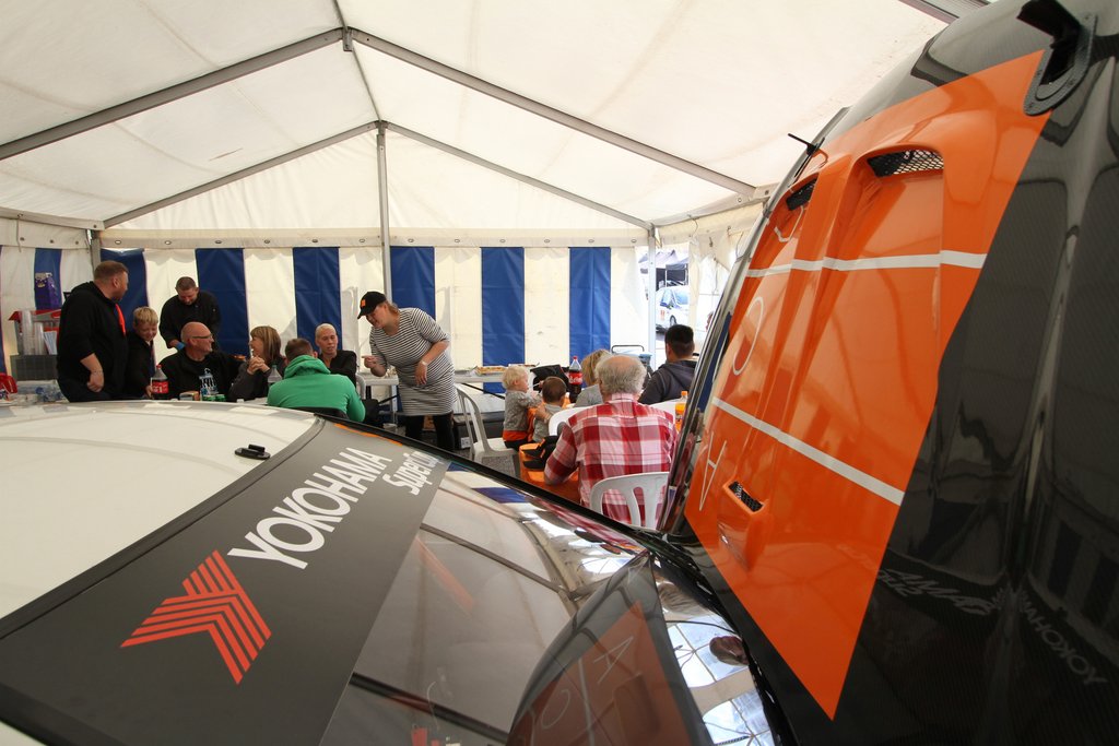 En stor del af motorløb foregår i teltet i paddocken, og her forstår ACD ProRacing at skabe god stemning og hygge, uden det går ud over seriøsiteten
(Foto: Keld Dohm)
